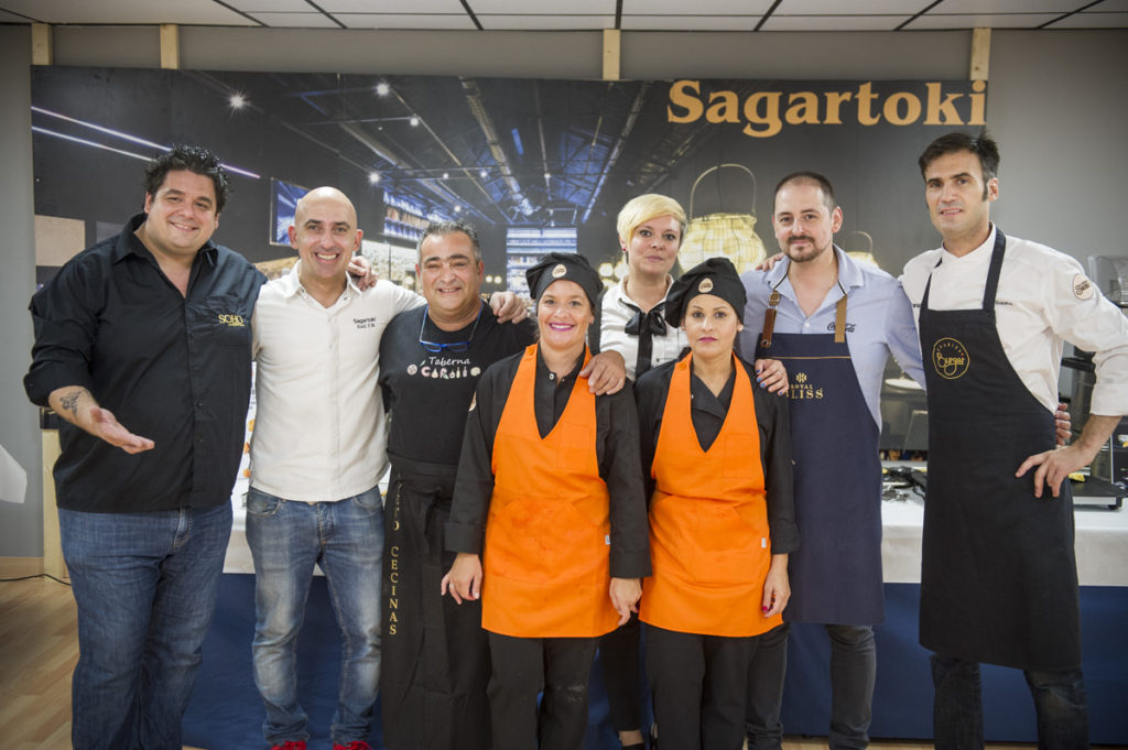Imagen del equipo de catering de Sagartoki de la zona VIP del Deportivo Alavés